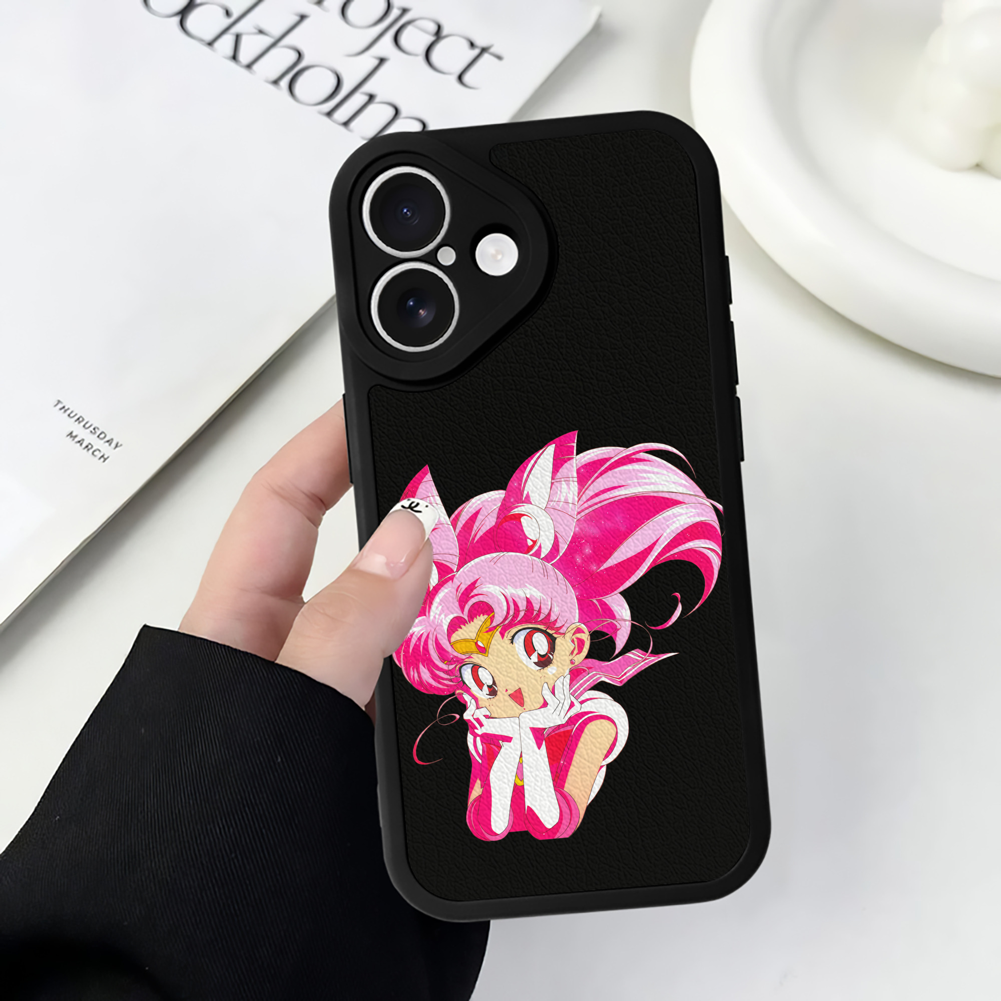 （画像用） 美少女戦士セーラームーン ちびうさ Sailor Moon Chibiusa Tsukino Usagi Small Lady Serenity 【iPhone 16シリーズ対応】シリコンスマホケース（レザー調） 材質：シリコン
